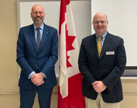 Alumnus Stephen DeBoer and Professor Chi Carmody